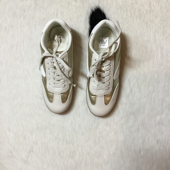 DV by Dolce Vita Quantum sneakers in a gold and white/tan colorway - Picture 3 of 7